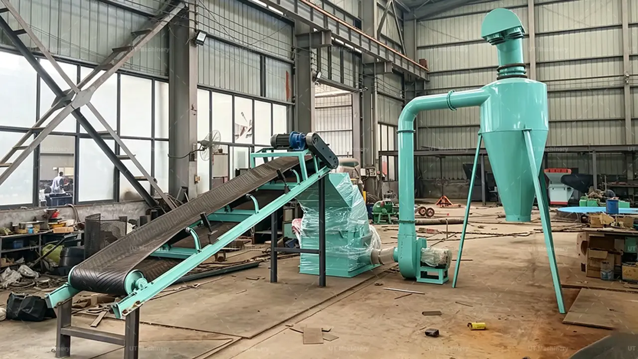 Общая схема молотковой дробилки для дерева UT Machinery, показывающая полную линию переработки биомассы с циклонным сепаратором