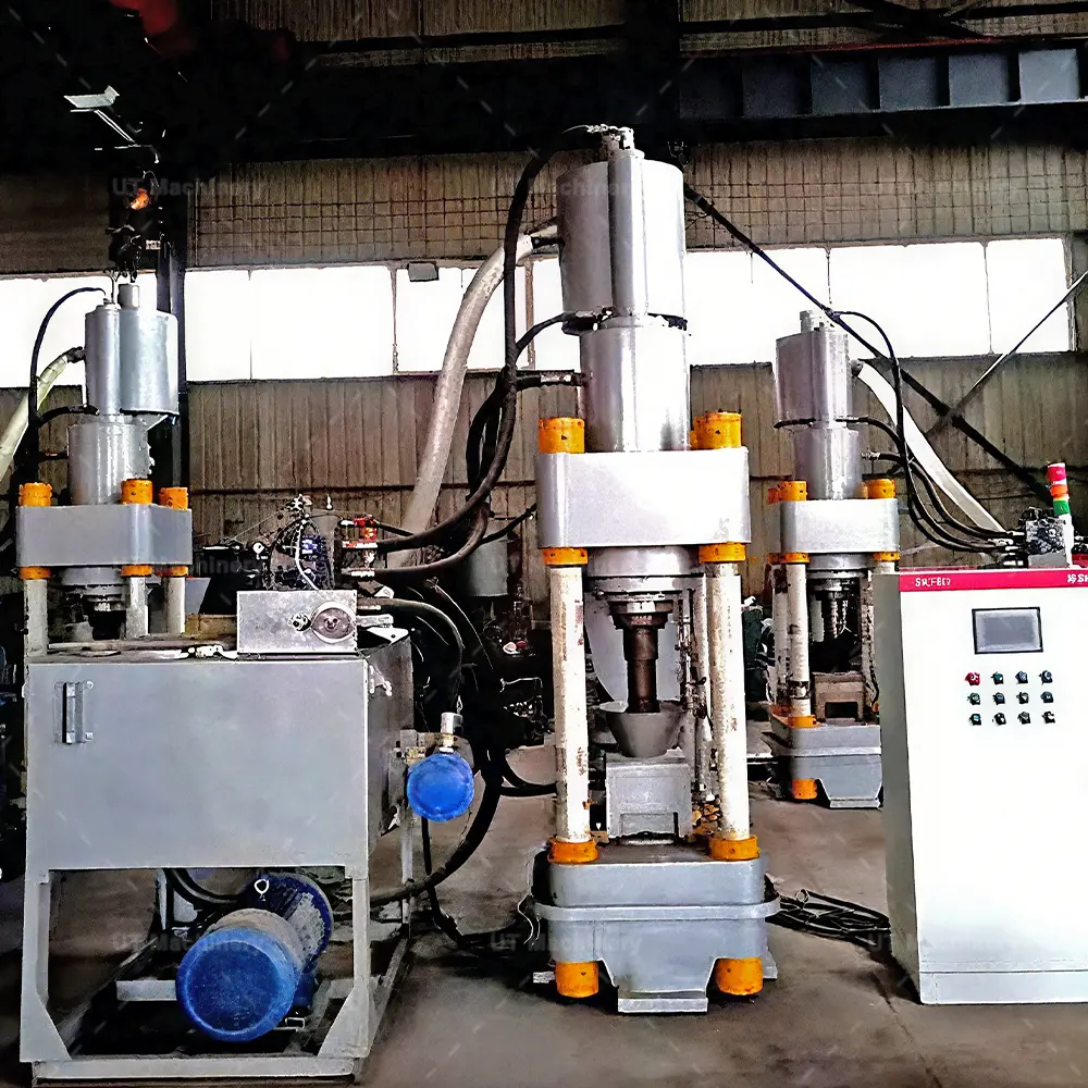 Заводская сборочная линия UT Machinery, демонстрирующая несколько вертикальных прессов для брикетирования латунной стружки с автоматическими шкафами ПЛК.